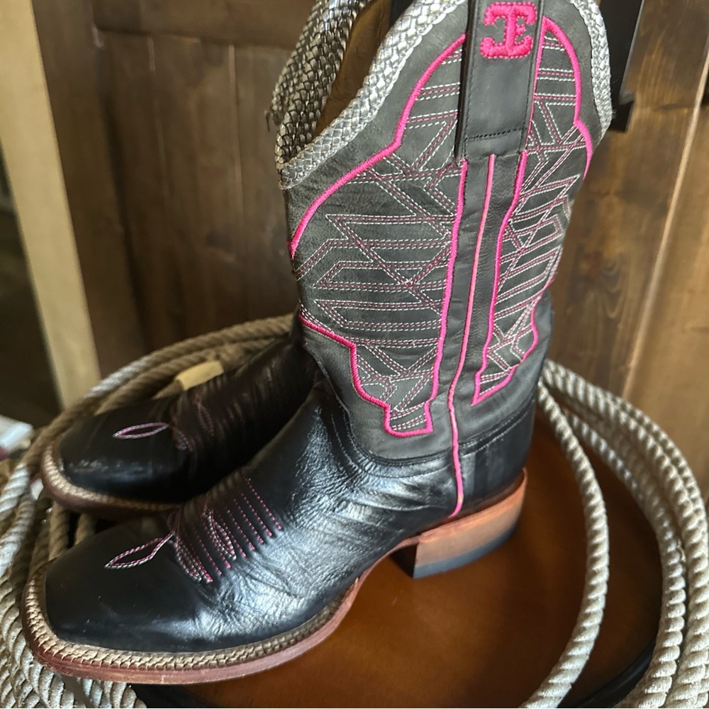 Cinch Edge Black and Pink Heeled Boots